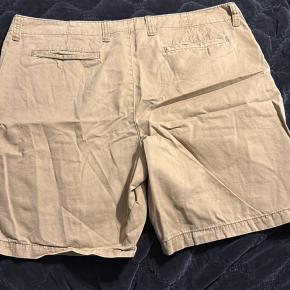 Old Navy lived in khaki flat front shorts size 42. - Picture 4 of 4
